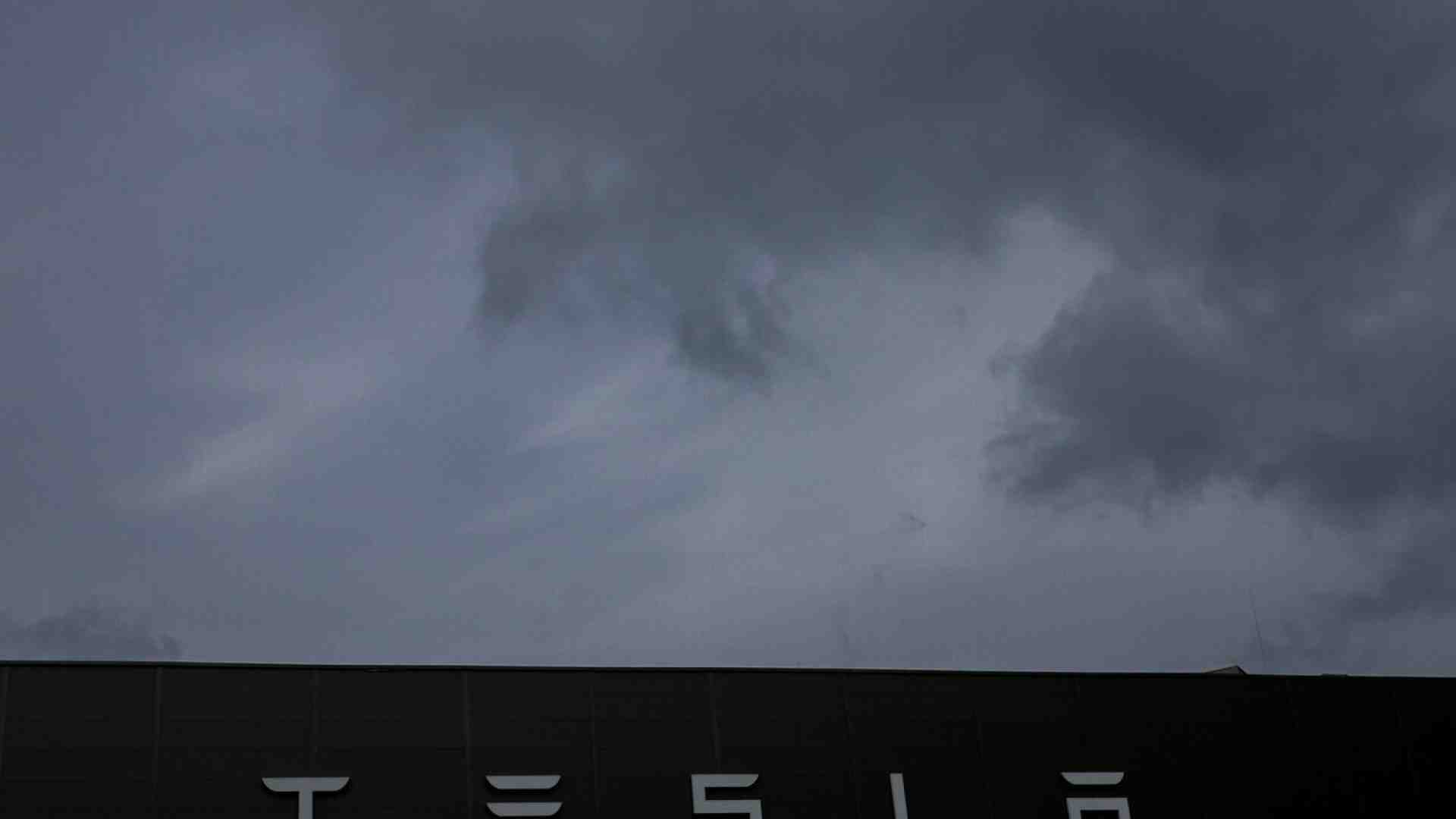 Ora che nessuno vuole più le auto di Musk sono guai per chi ha approvato fior di sussidi