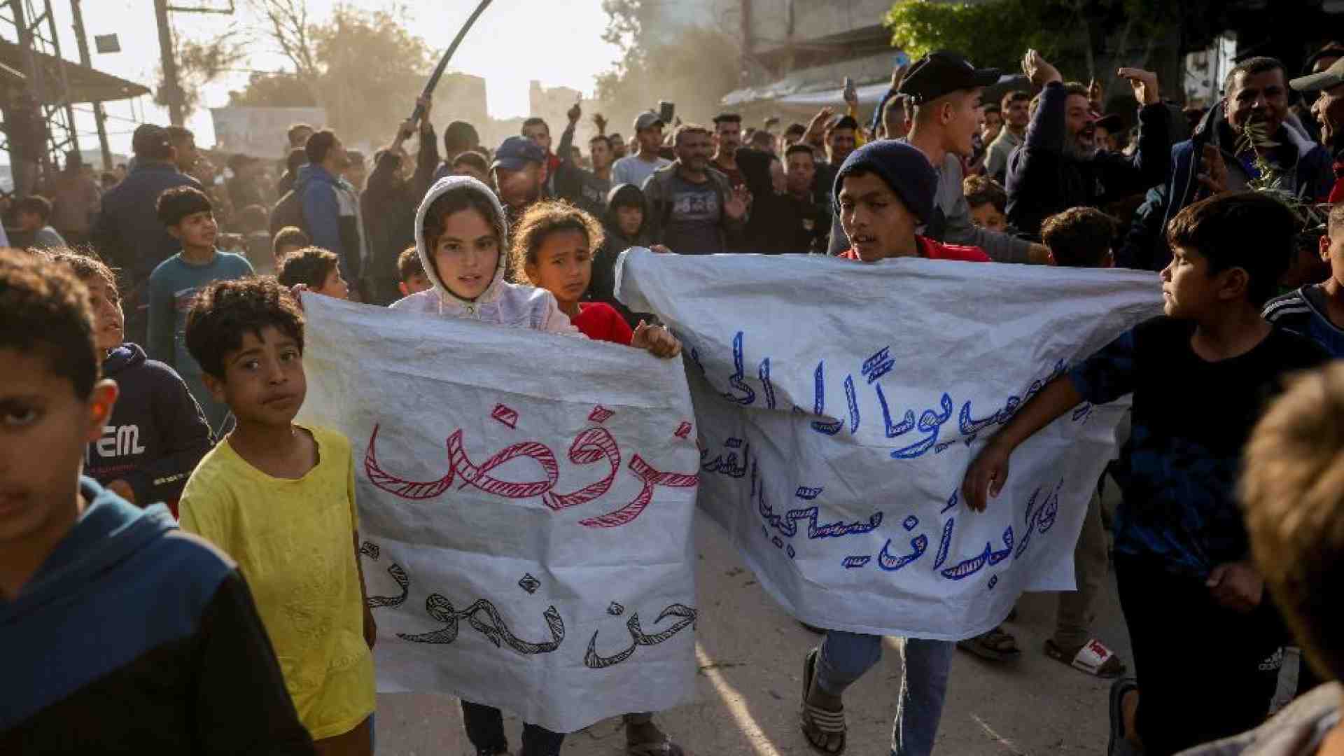 Doppio fronte contro la guerra: israeliani e gazawi dicono basta