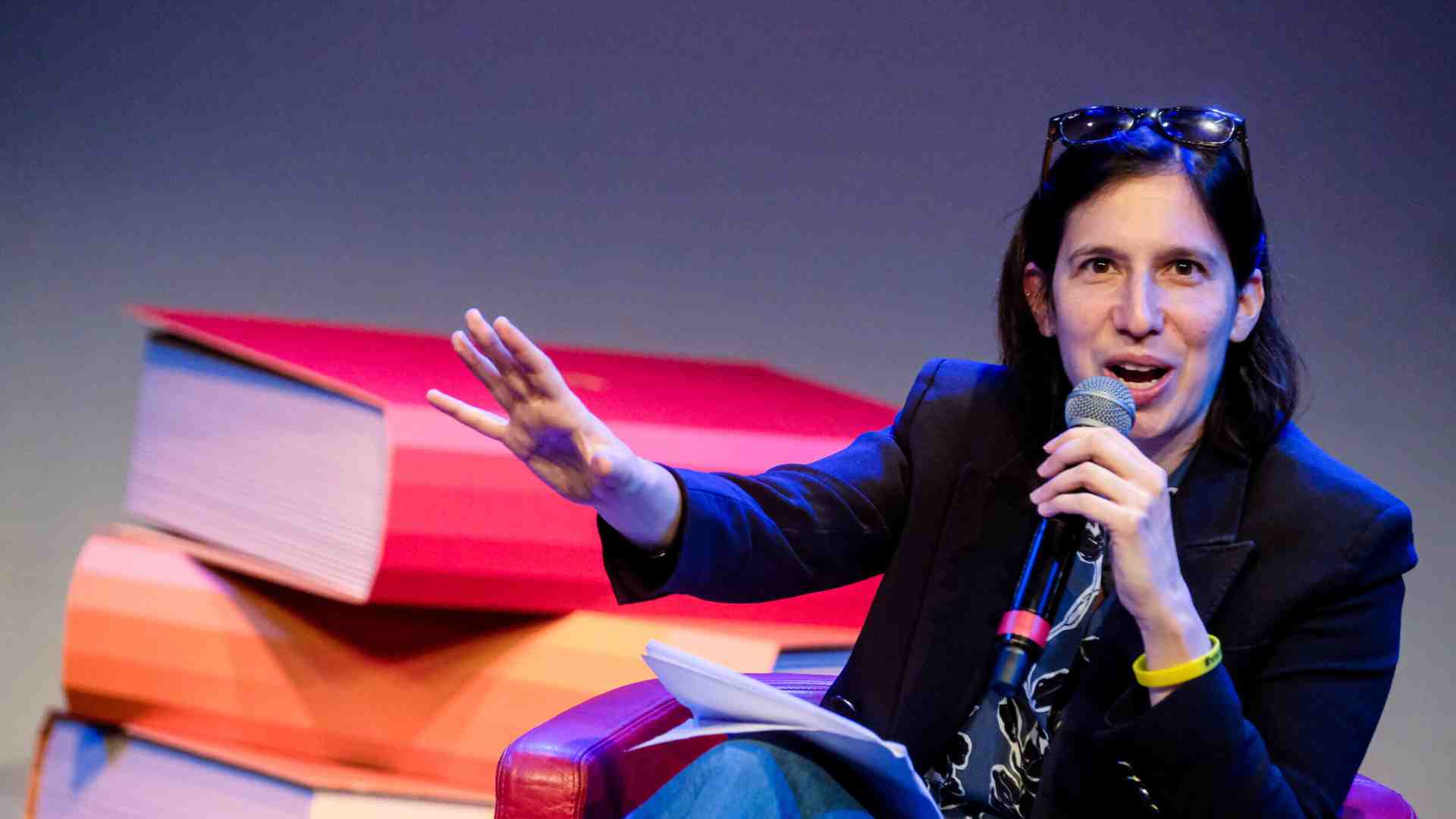 Schlein stoppa Franceschini il "mammo" e dice: "Ci vuole fregare". Il Pd ride: "Serve per perpetuare la dinastia"