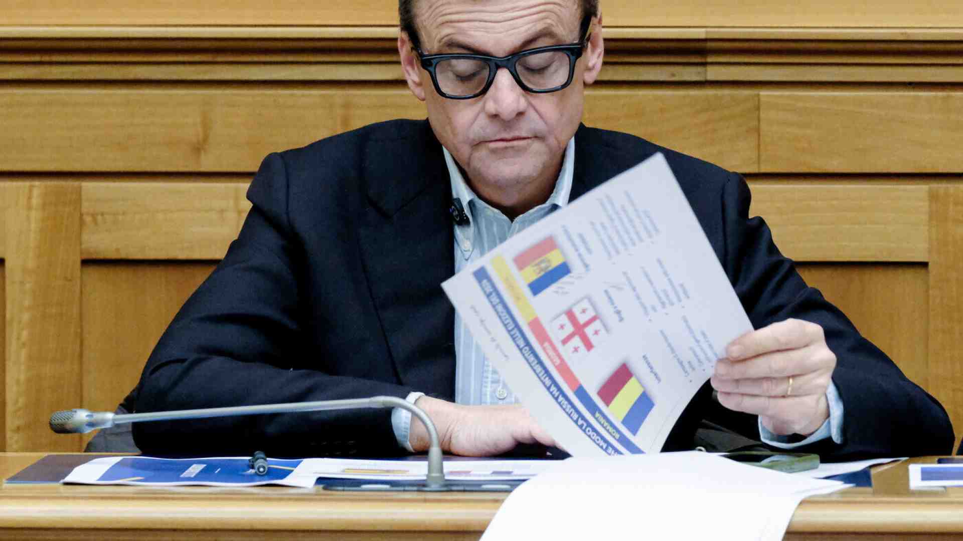 Calenda: “L’automotive è al collasso, ci vogliono dazi europei”