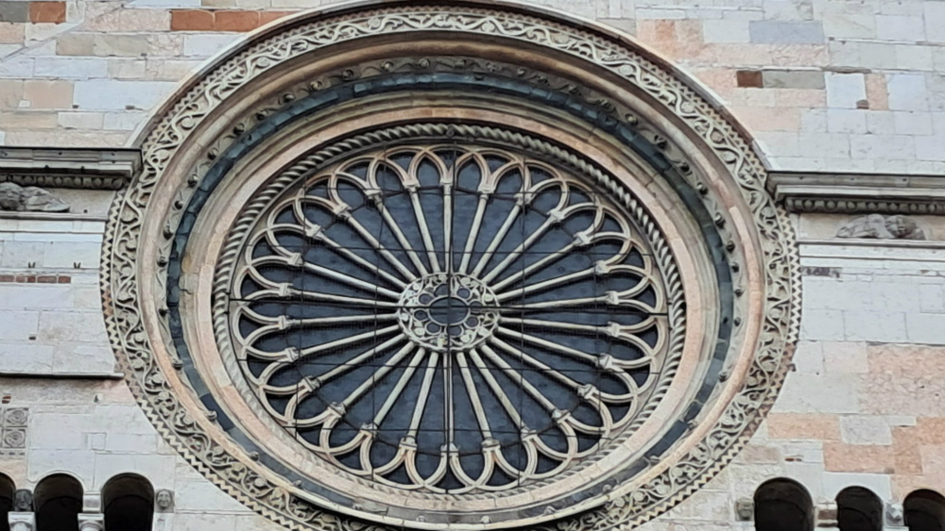 Luce sul presbiterio, magia dei rosoni