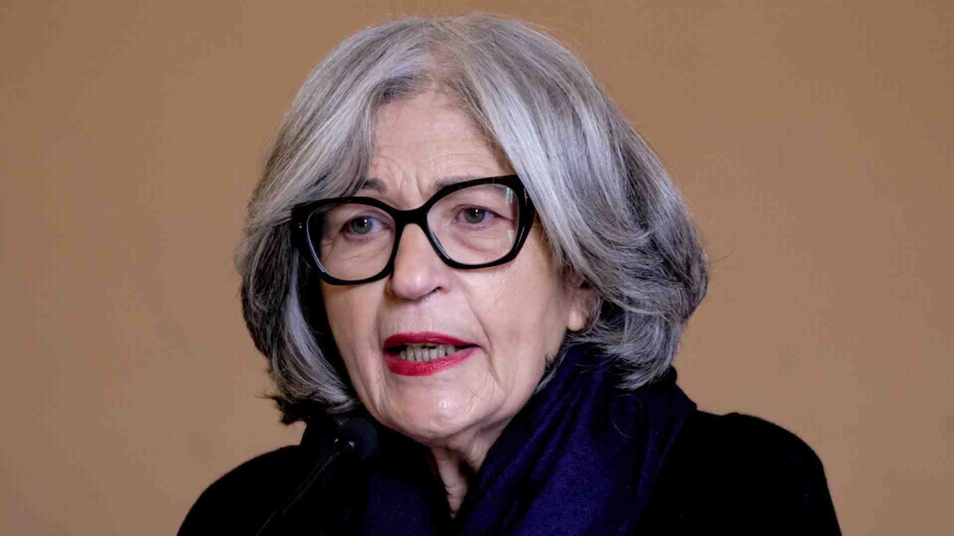 Finocchiaro: "Togliere il cognome del padre ai figli è una discriminazione al contrario"