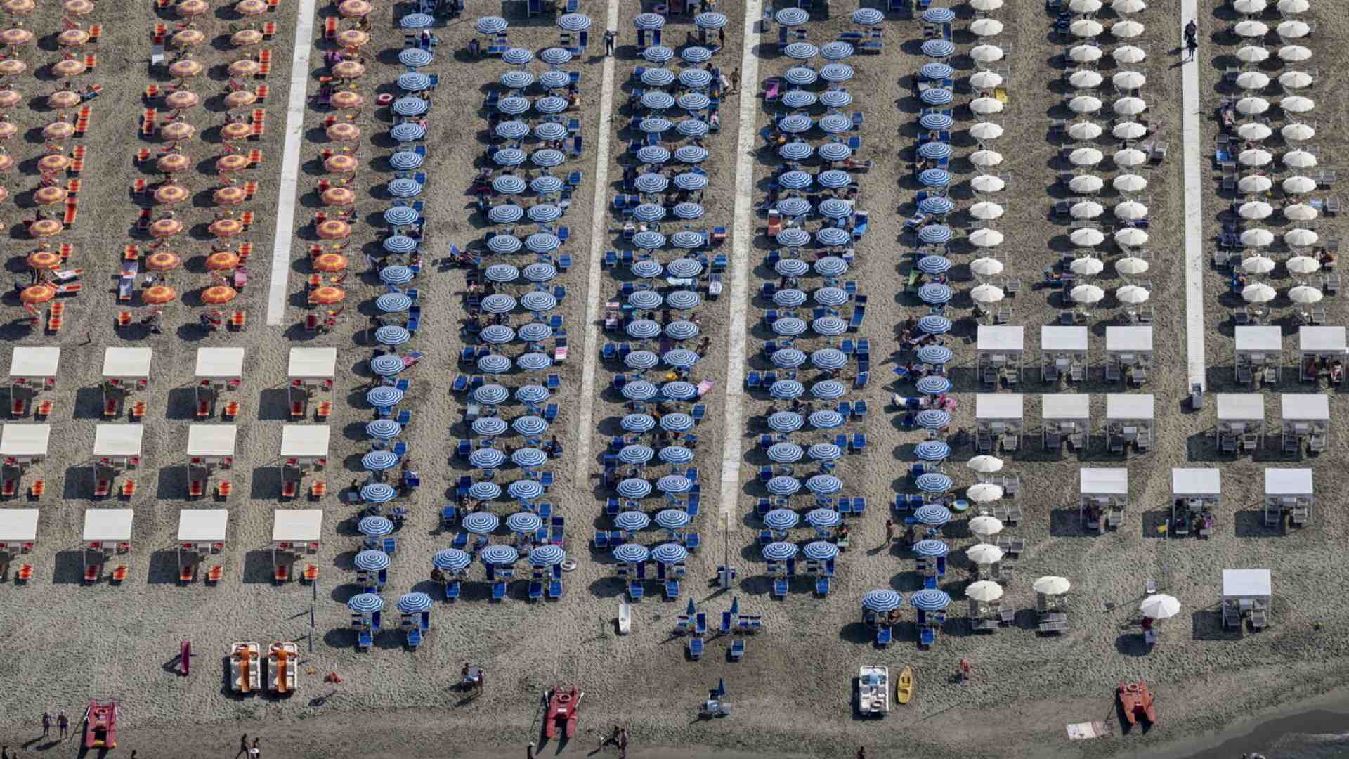 Ripartono le gare per le concessioni balneari a Ostia e sette stabilimenti vengono incendiati