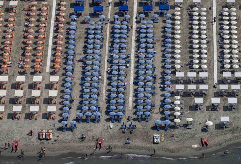 Ripartono le gare per le concessioni balneari a Ostia e sette stabilimenti vengono incendiati