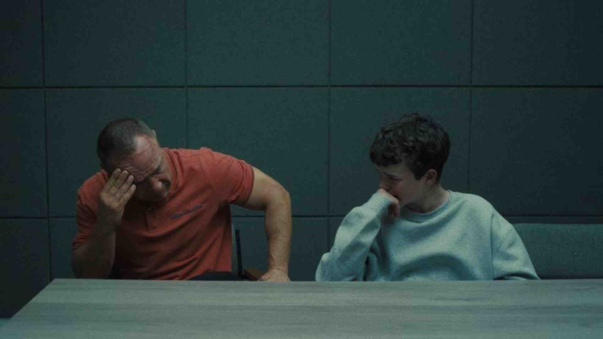 «Adolescence», i figli chiusi in cameretta e la paura di non sapere chi sono