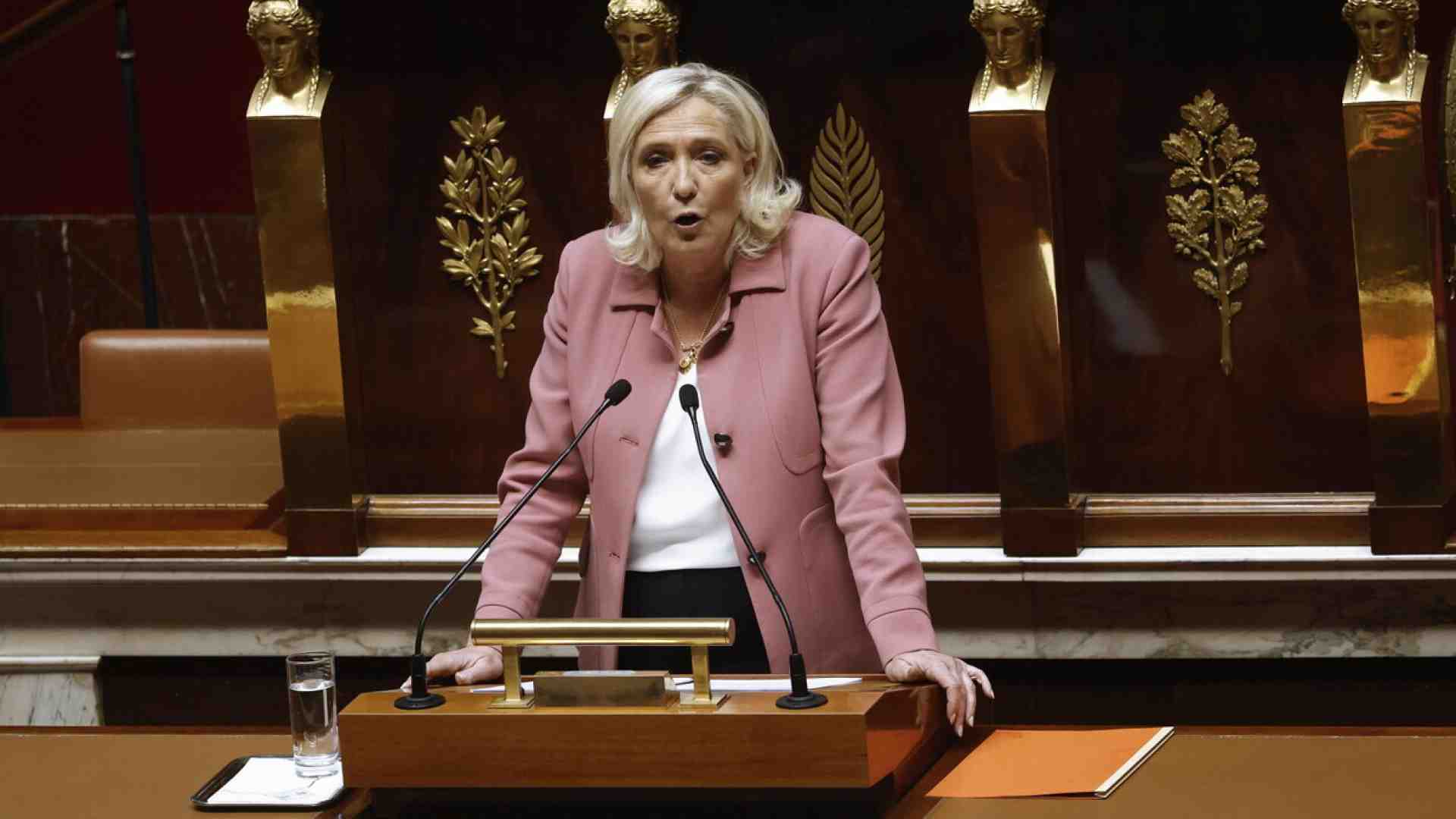 Marine Le Pen condannata per frode: non potrà candidarsi all'Eliseo nel 2027