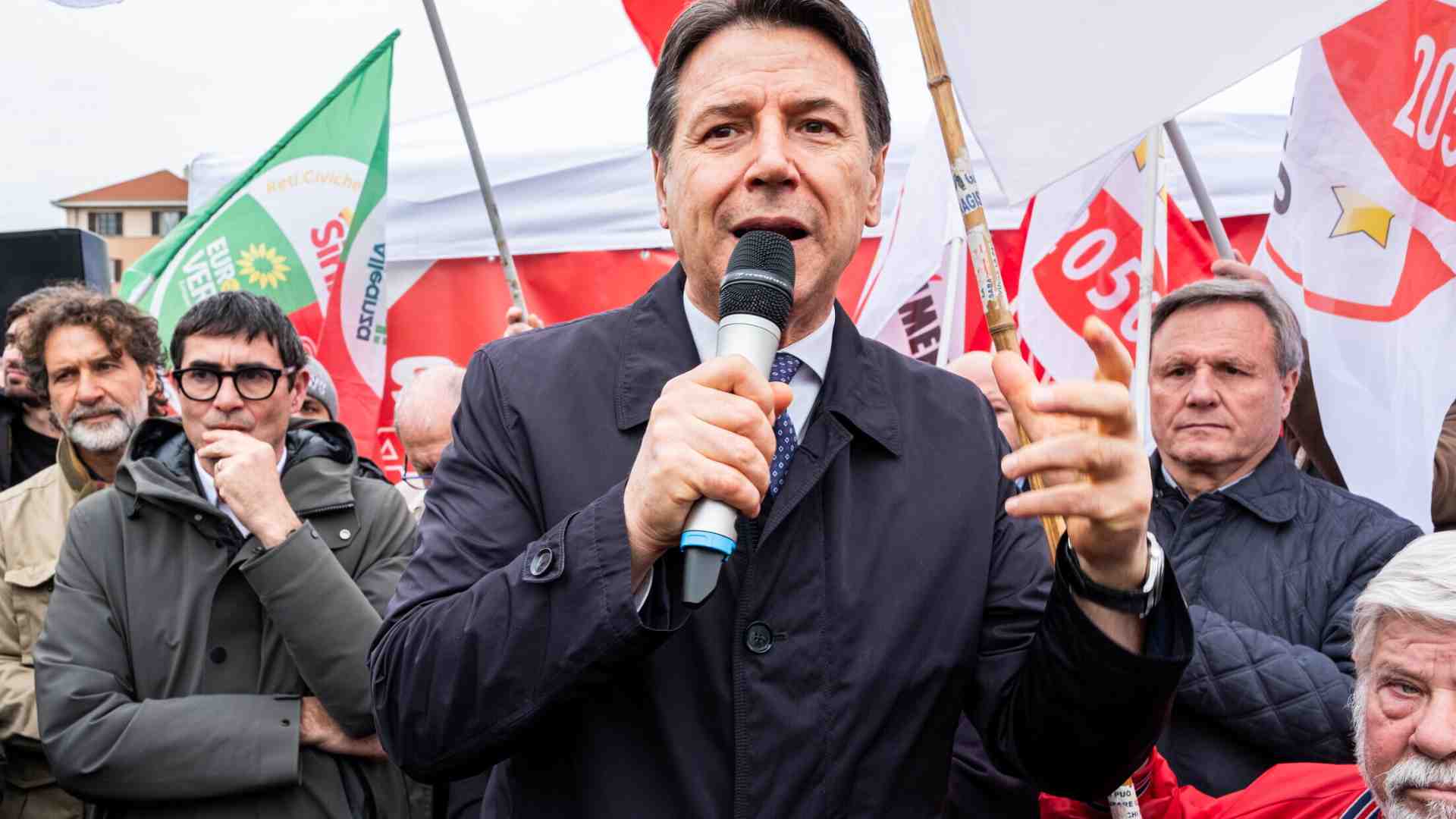 L’imbarazzo a Cinque stelle per la tiktoker in piazza. Nemesi per il partito del clic