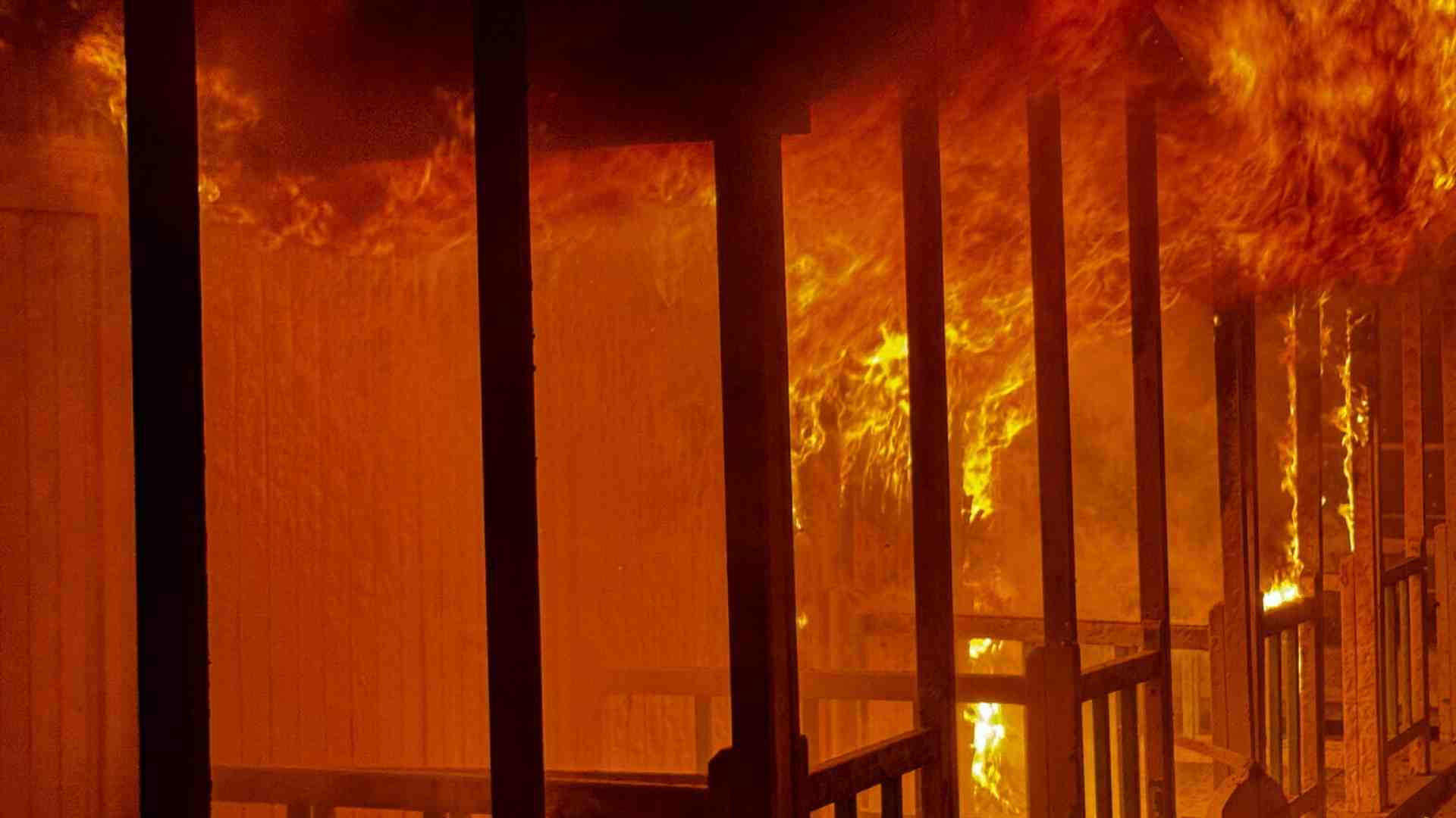 Continuano gli incendi a Ostia, e ovviamente è subito Suburra