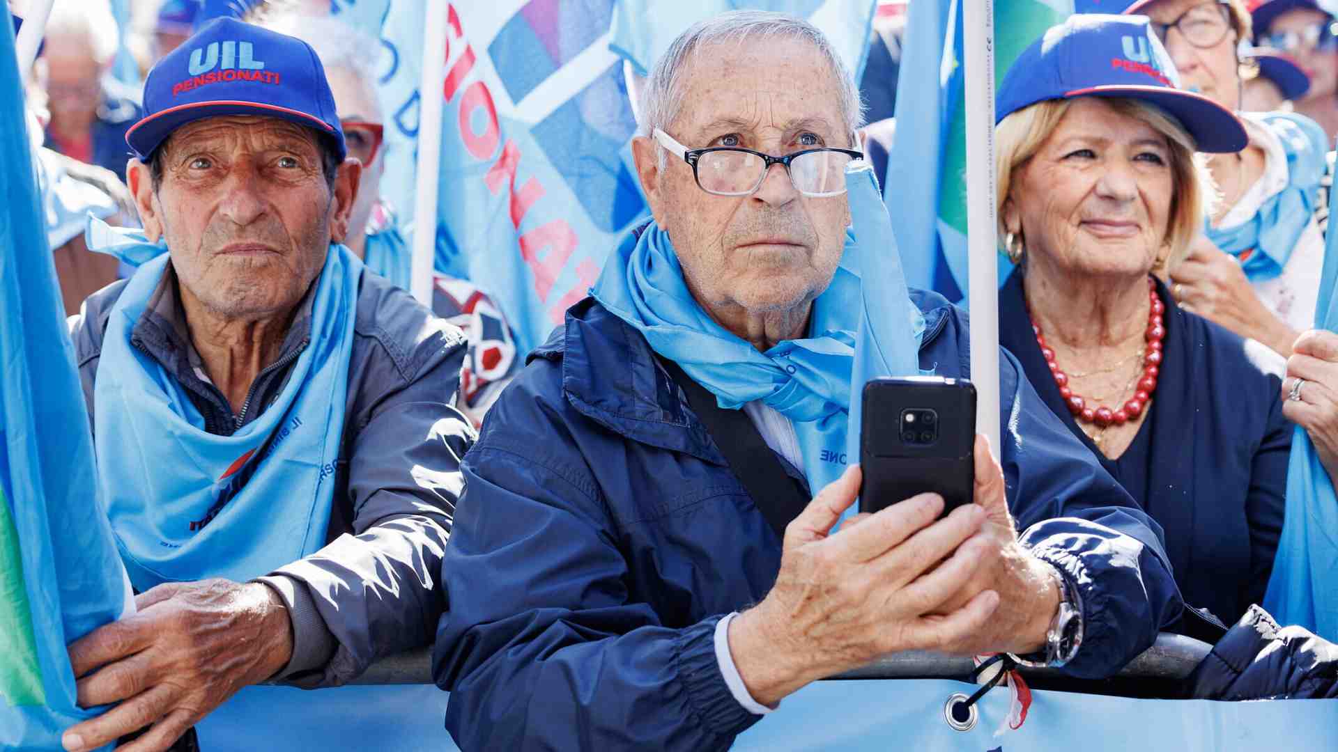 Gli sfasciacarrozze delle pensioni contro l’adeguamento all’aspettativa di vita