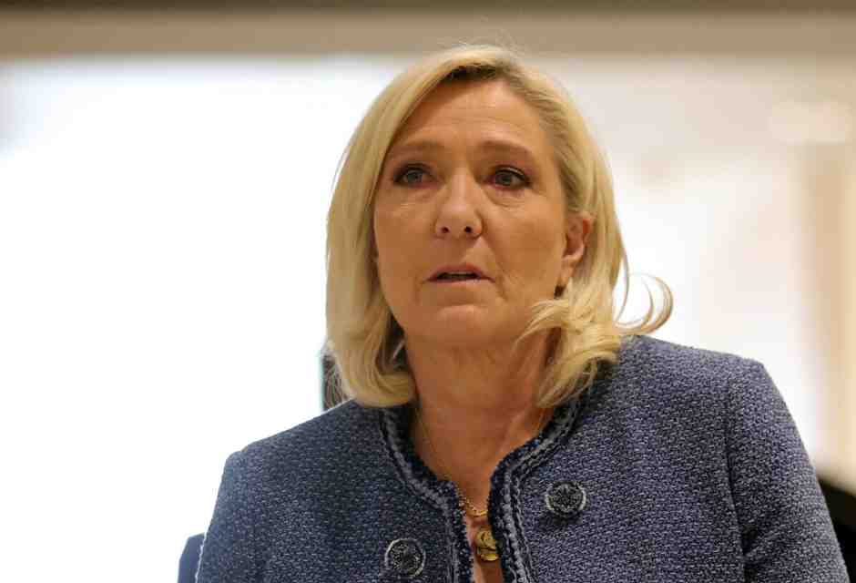 La strategia di Le Pen: volantini, petizioni, ricorso rapido e la piazza