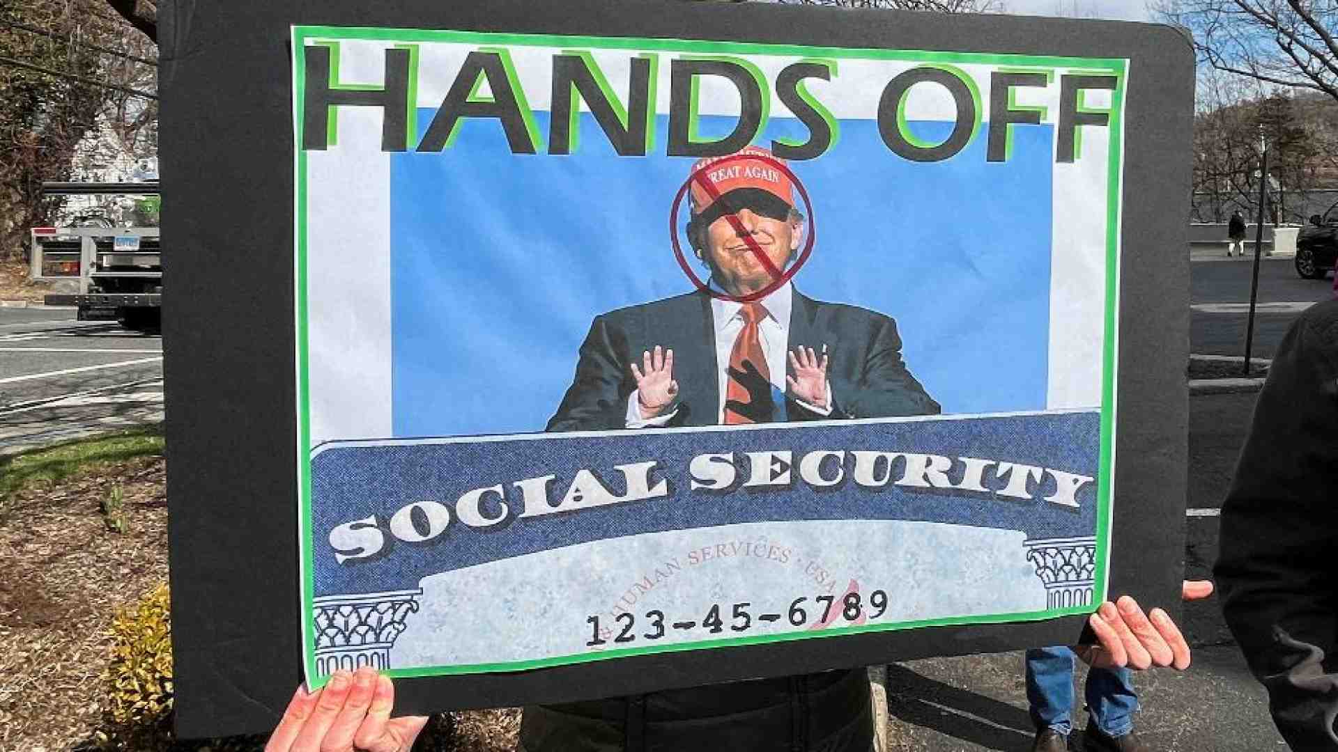 I movimenti in piazza per dire a Trump «giù le mani» da diritti e democrazia