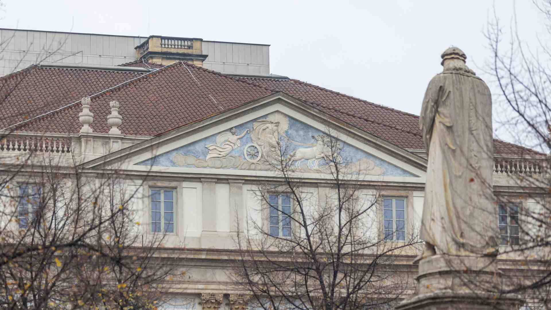 La Scala tenta di rianimare un’opera-parodia del ’700, ma ci si diverte solo al terzo atto