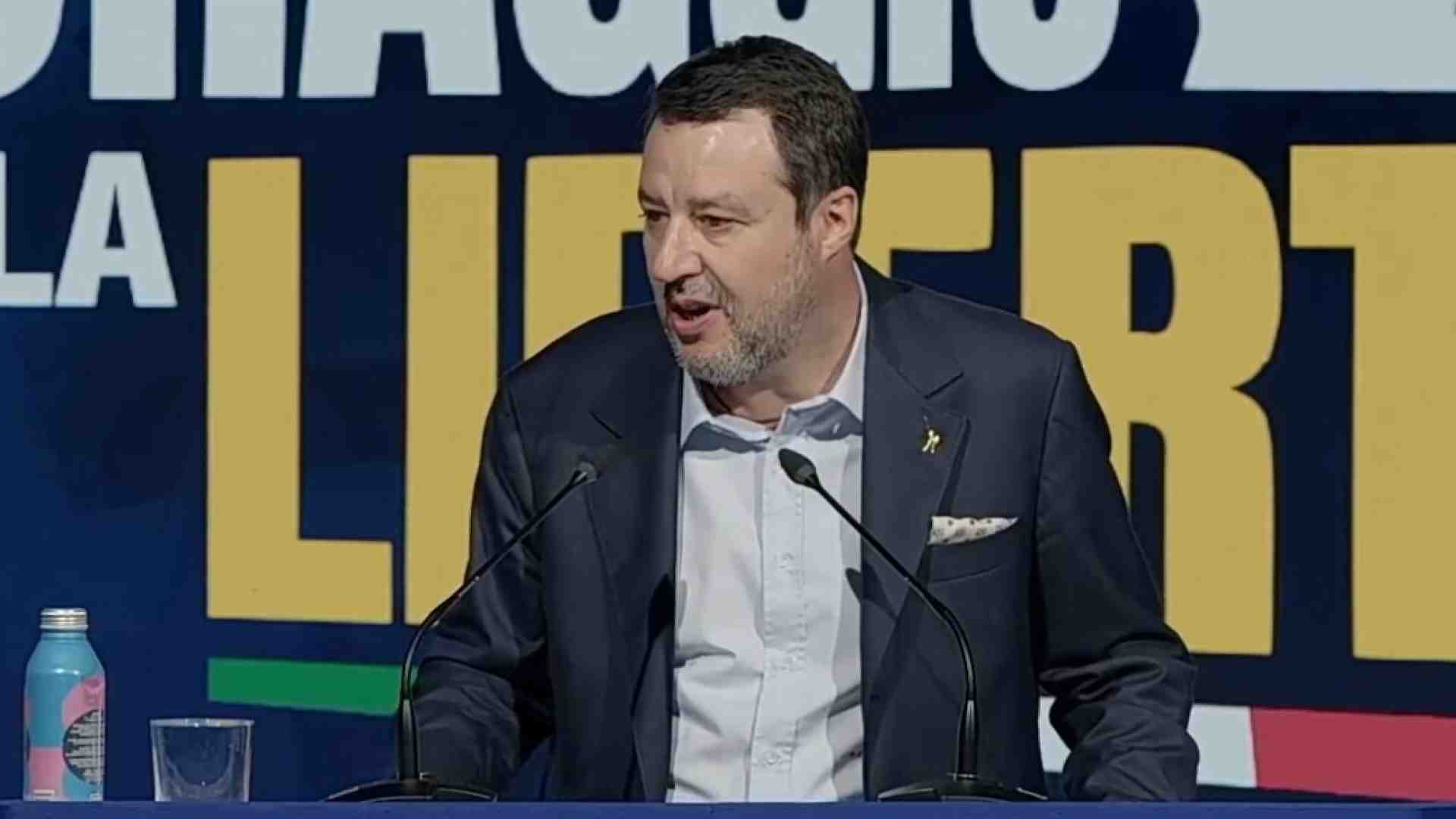 Salvini "il moderato". Apre il Congresso e manda baci a Meloni: "Noi e il governo una cosa sola. Trattiamo con Trump"