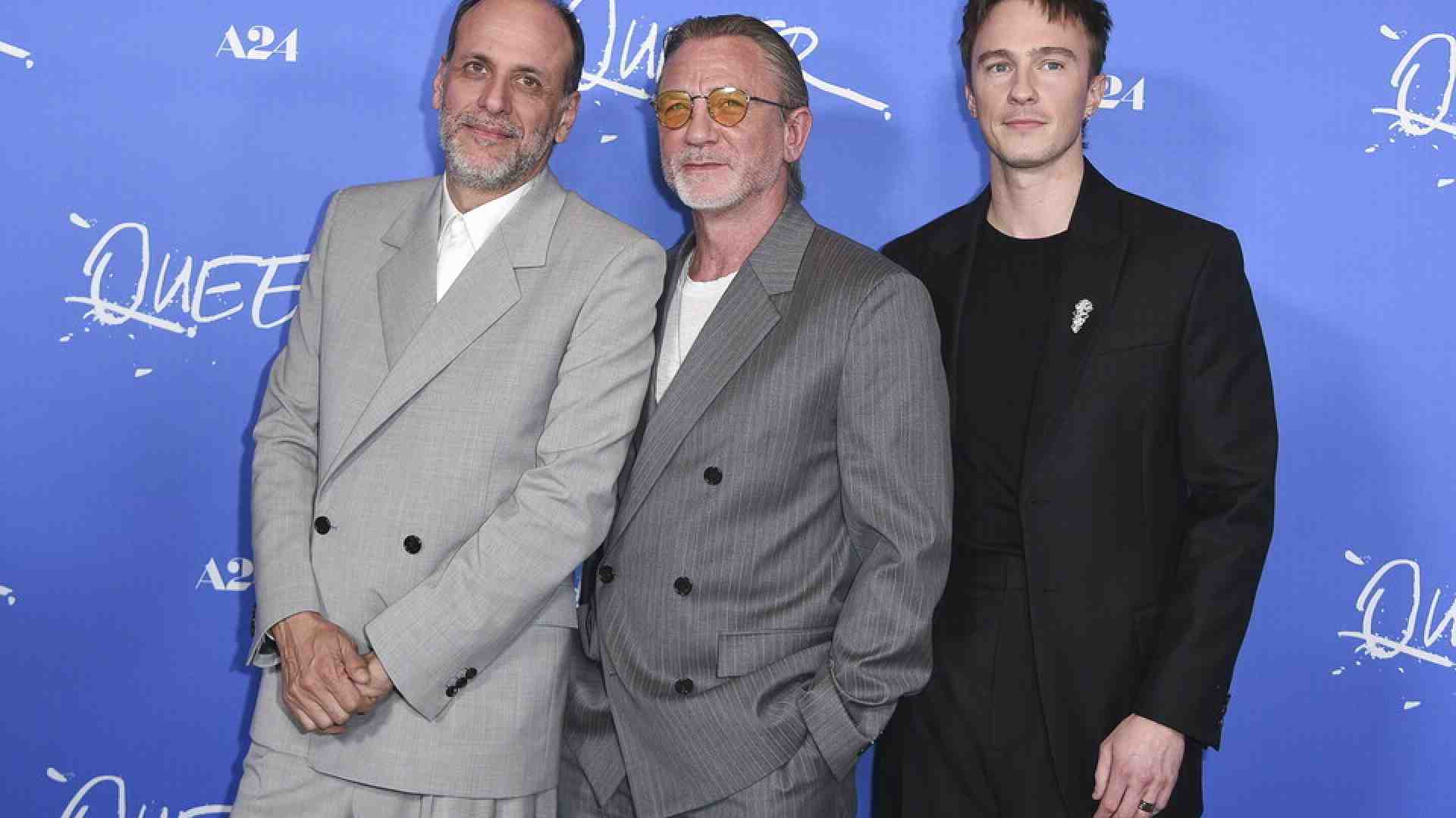 Una faccia viziosa e vecchia, ma gli occhi verde chiaro sono sgomenti e innocenti