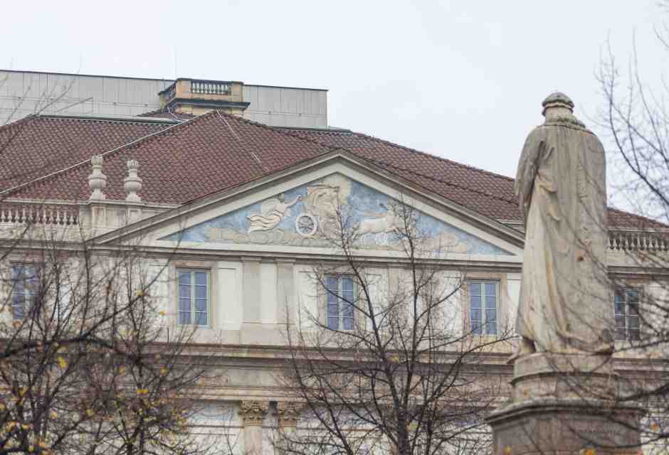 La Scala tenta di rianimare un’opera-parodia del ’700, ma ci si diverte solo al terzo atto