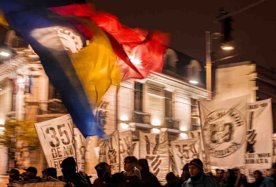 Dare del tu a Nicolae Ceausescu e prendere la penna per scrivergli