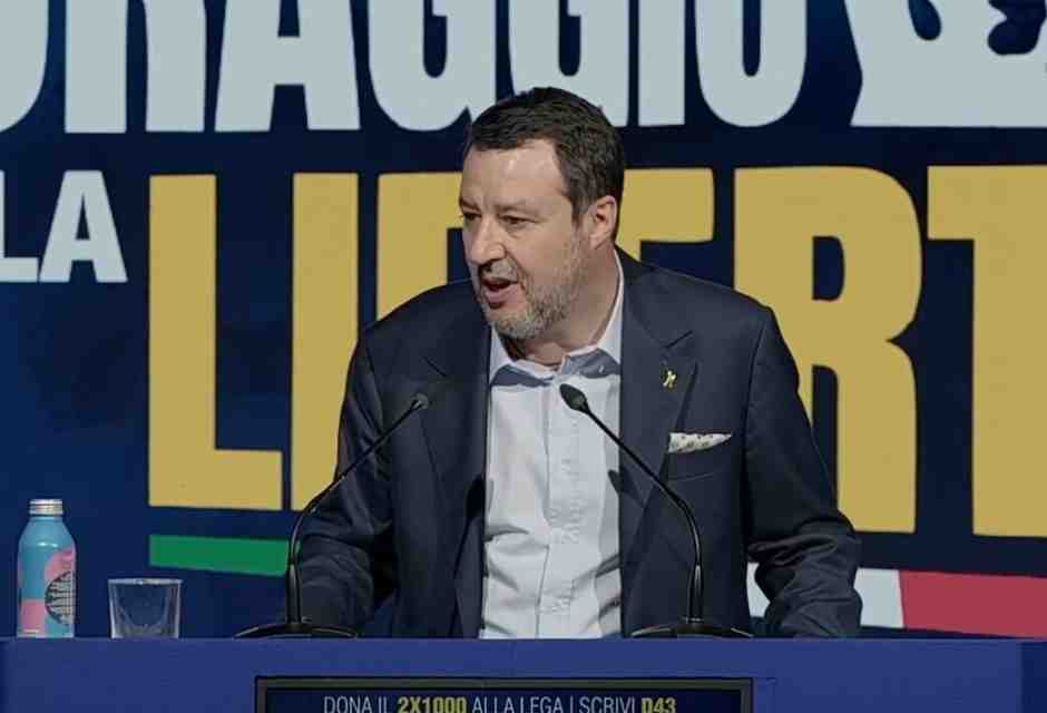 Salvini "il moderato". Apre il Congresso e manda baci a Meloni: "Noi e il governo una cosa sola. Trattiamo con Trump"
