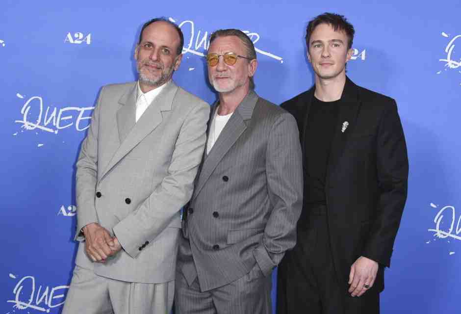 Una faccia viziosa e vecchia, ma gli occhi verde chiaro sono sgomenti e innocenti