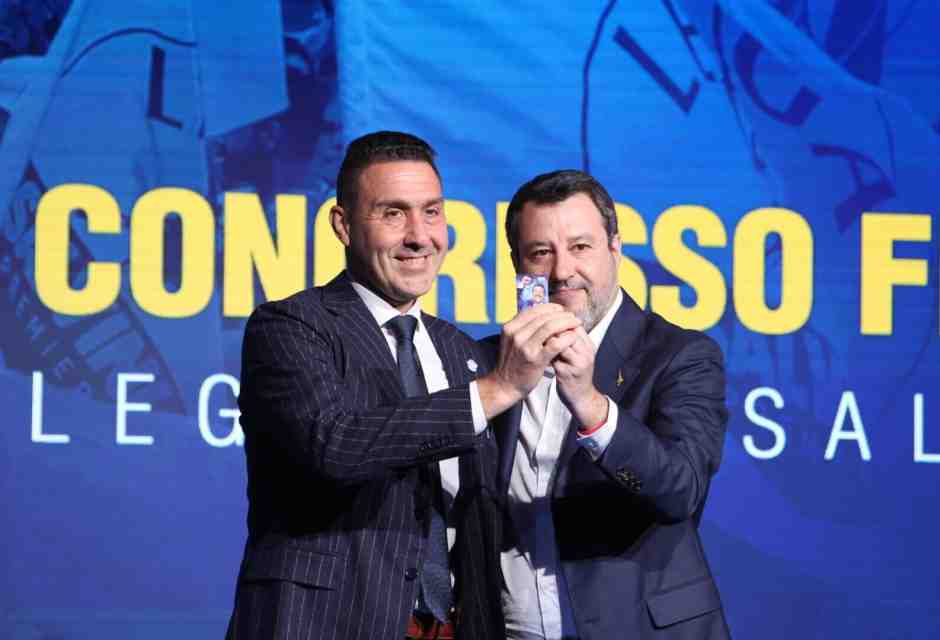 Vannacci "il tesserato". Salvini gli consegna la tessera della Lega: "Da oggi avanti insieme"