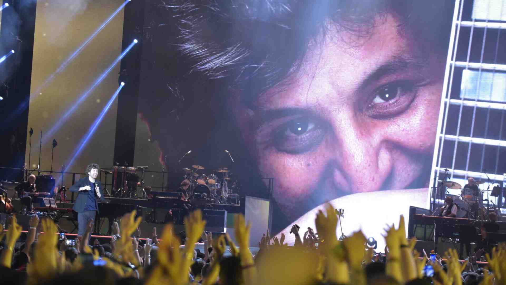 Pino Daniele, Maradona e Totò tra isterismi e venerazione. Ecco i nuovi santi di Napoli