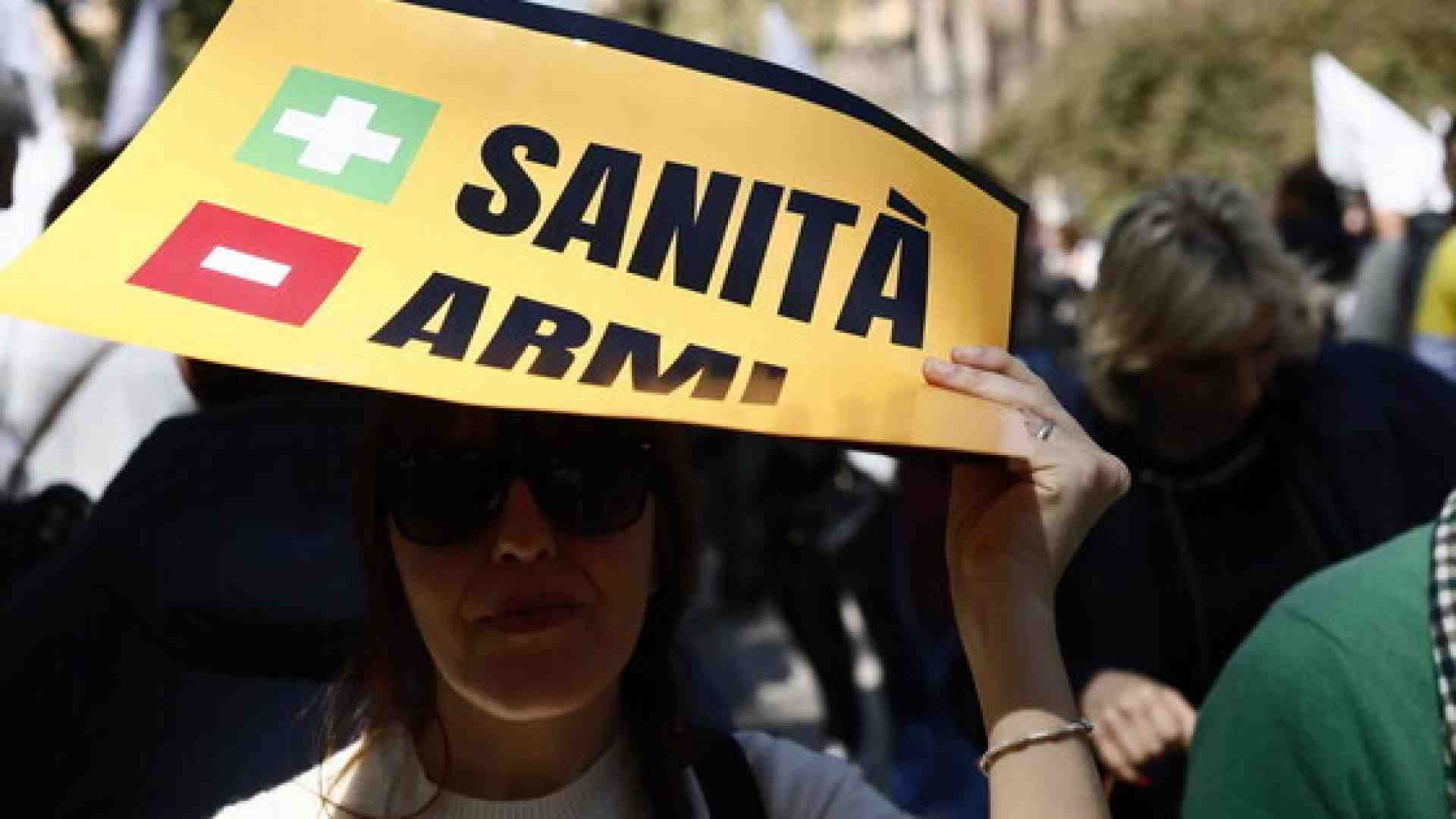 La piazza e la politica che non credono alla minaccia russa