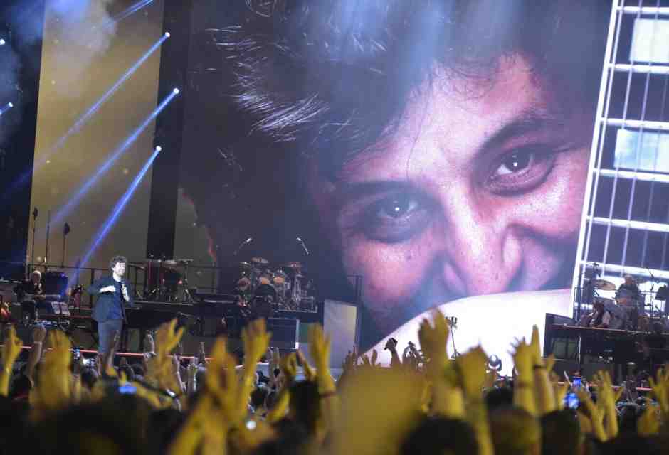 Pino Daniele, Maradona e Totò tra isterismi e venerazione. Ecco i nuovi santi di Napoli