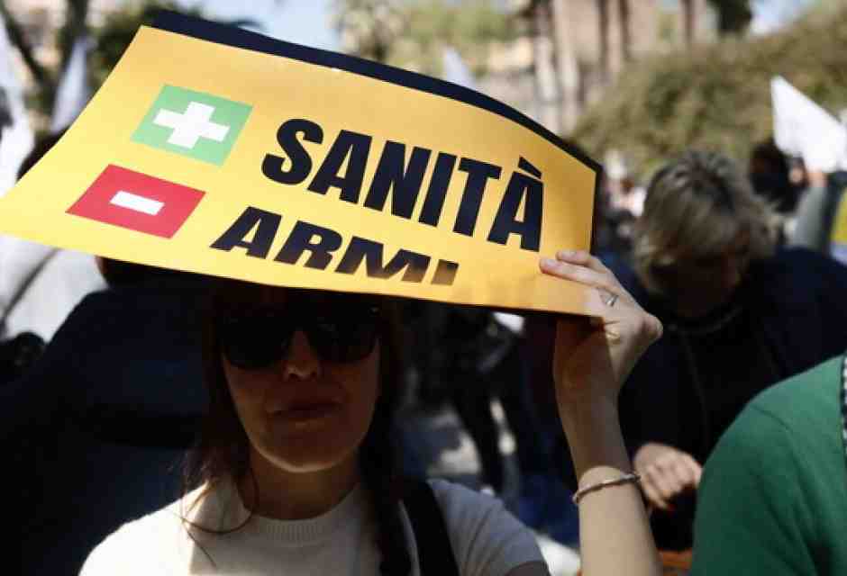 La piazza e la politica che non credono alla minaccia russa