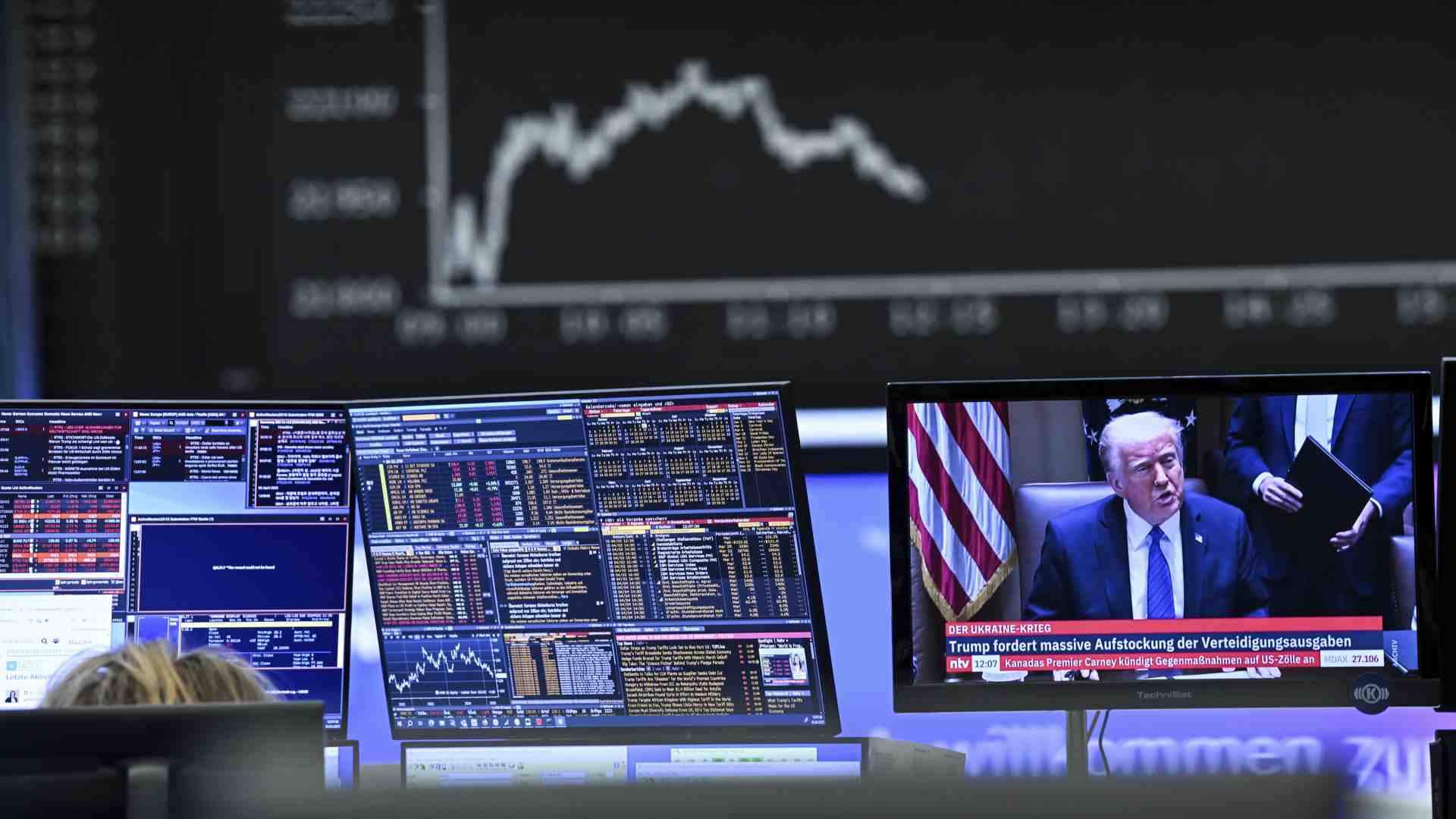 Trump invita a resistere, ma le borse crollano. La paura di una nuova grande crisi finanziaria