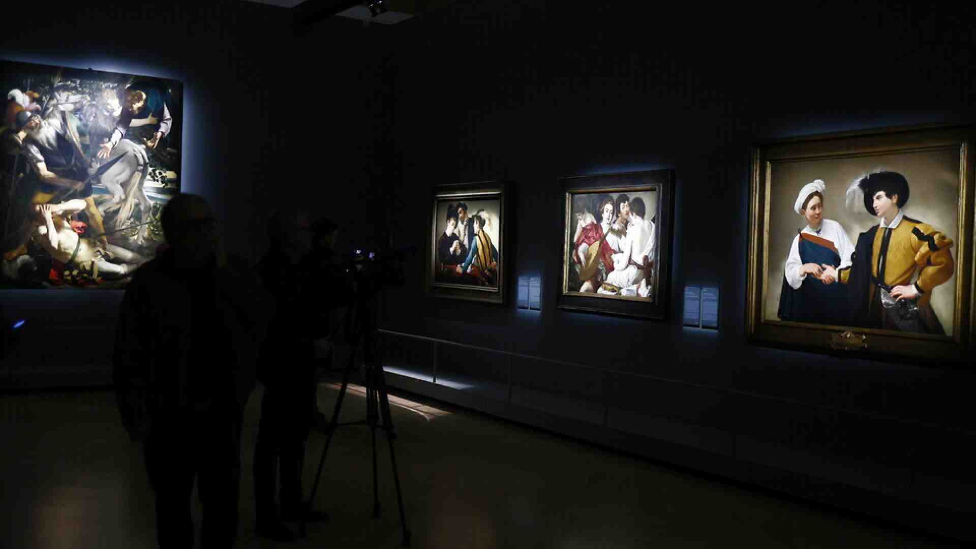 Caravaggio, il mendicante di luce davanti al quale si può stare solo in silenzio