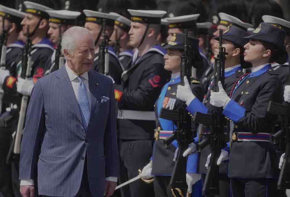 "Never explain, never complain". Il discorso da sogno che Re Carlo dovrebbe fare al Parlamento italiano