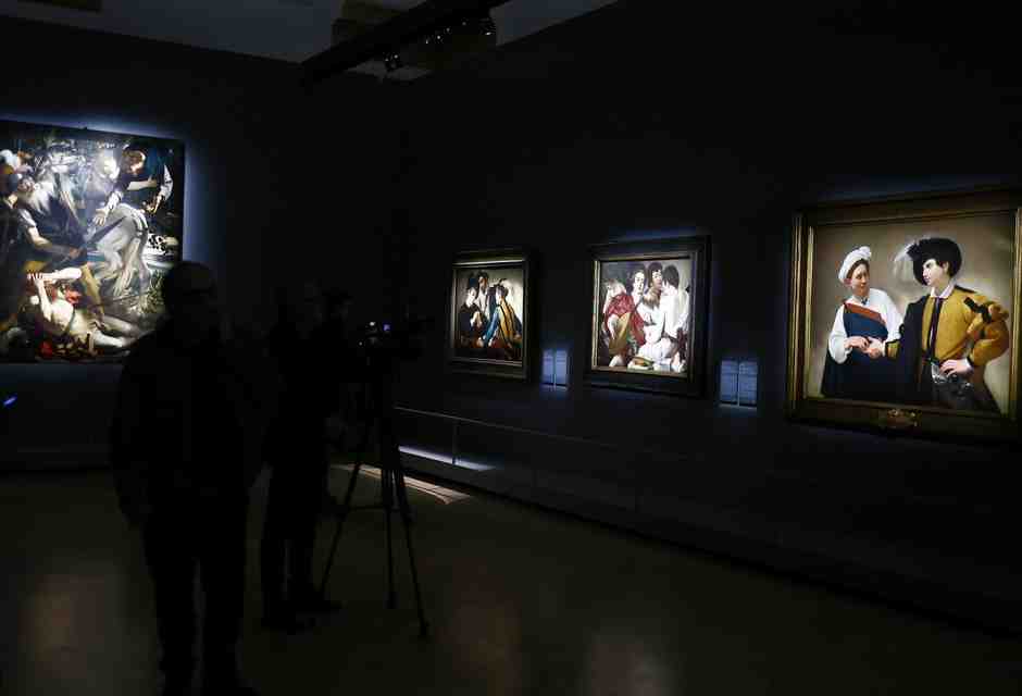 Caravaggio, il mendicante di luce davanti al quale si può stare solo in silenzio