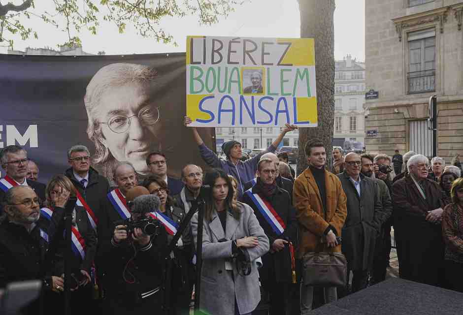 “Viva la libertà”. Un inedito di Boualem Sansal, mentre Parigi prova a tirarlo fuori dal carcere algerino