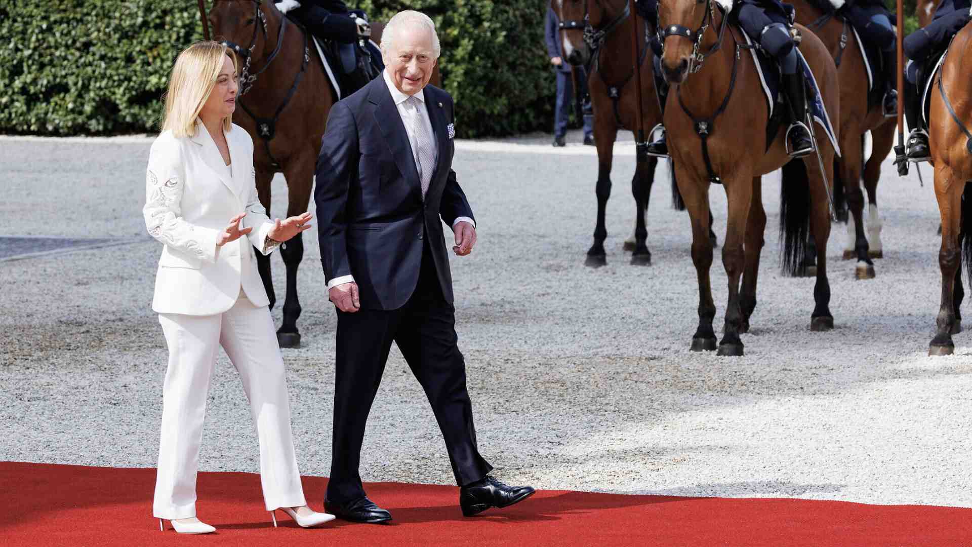 Re Carlo in Ciociaria. Arriva alla Camera, ma le attenzioni e sono per Lotito e Tajani. Altoparlanti e gaffe