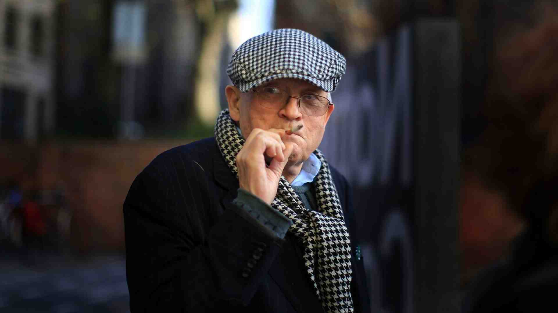 Odierne follie. Si vede una sigaretta! Parigi censura i poster della mostra “David Hockney 25”