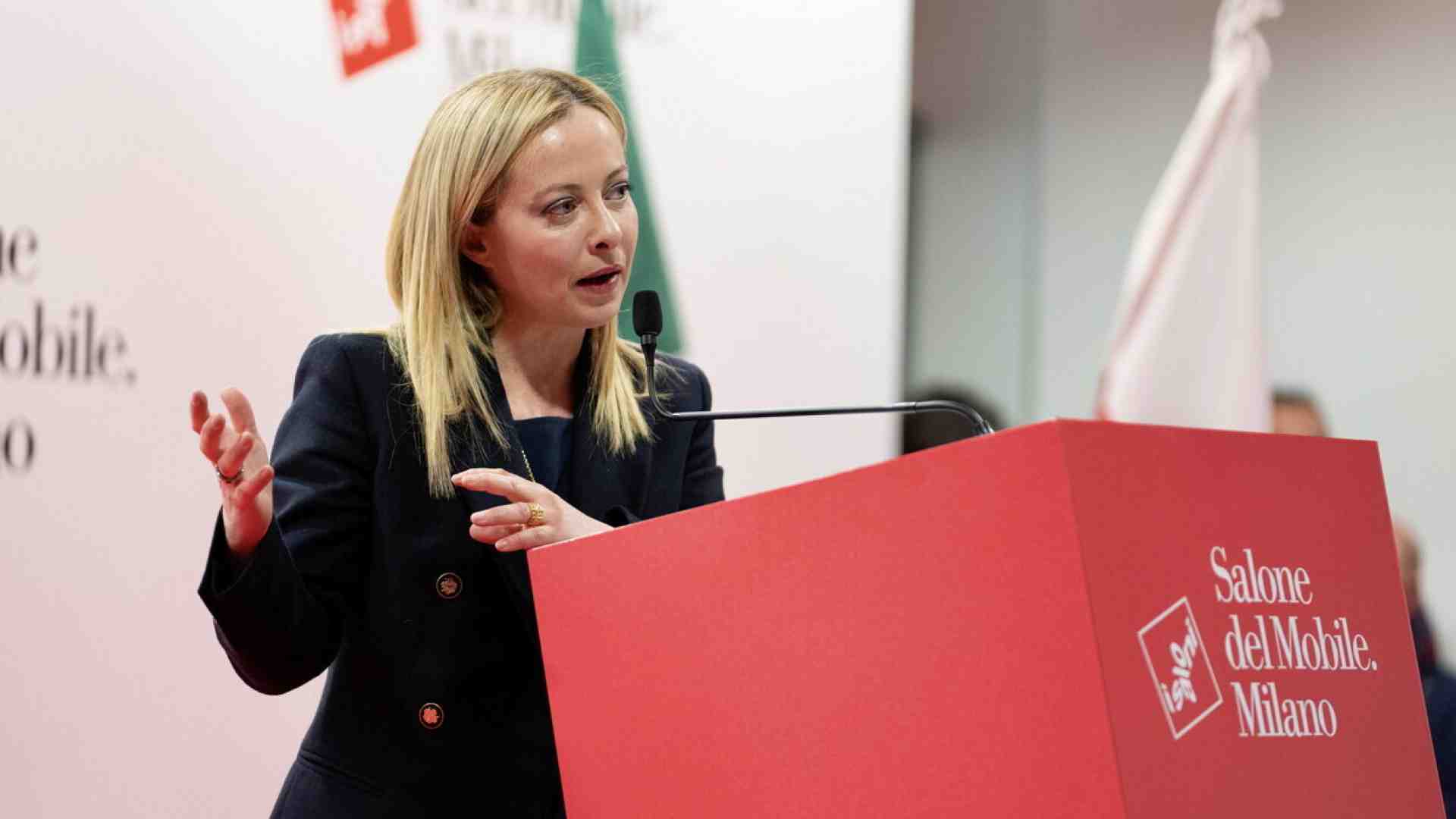 Il giallo di Meloni al Salone: annuncia la visita e poi l'annulla. Il rischio di incrociare Schlein