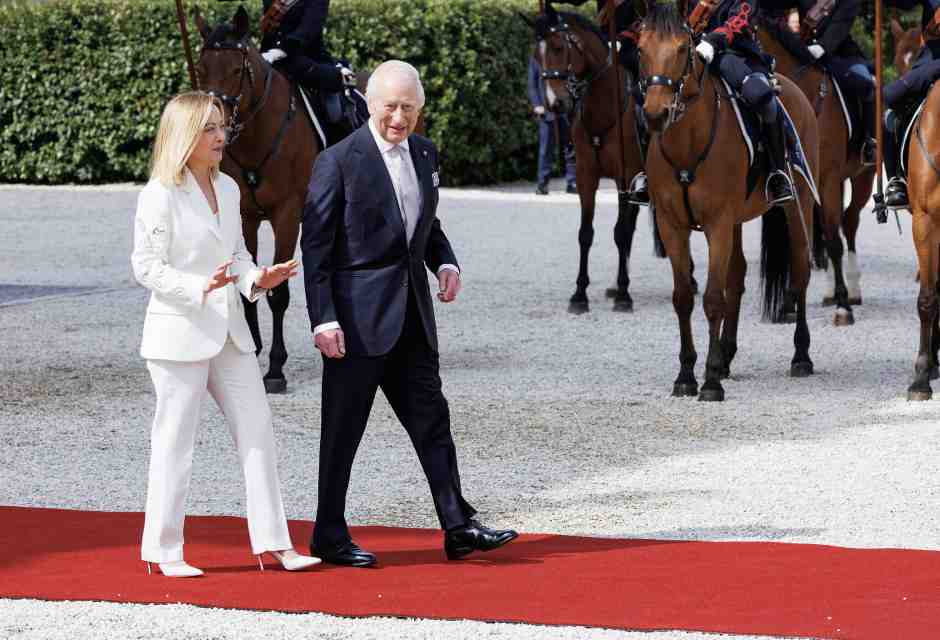 Re Carlo in Ciociaria. Arriva alla Camera, ma le attenzioni e sono per Lotito e Tajani. Altoparlanti e gaffe