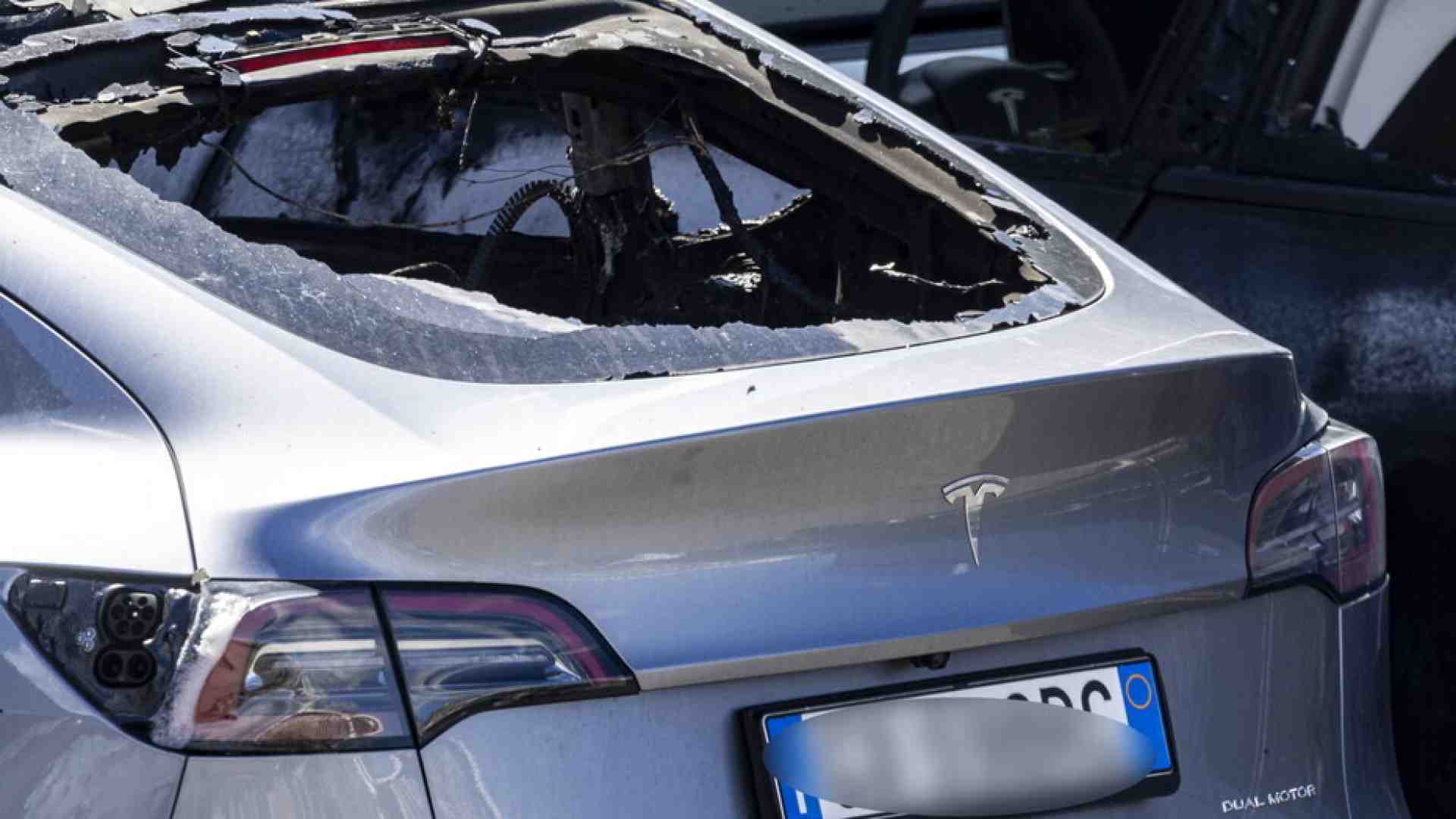 Anche sfasciare una Tesla può essere un'opera d'arte