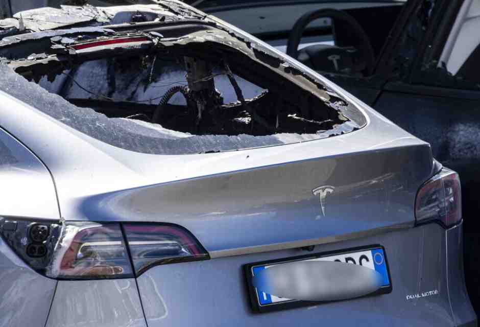 Anche sfasciare una Tesla può essere un'opera d'arte