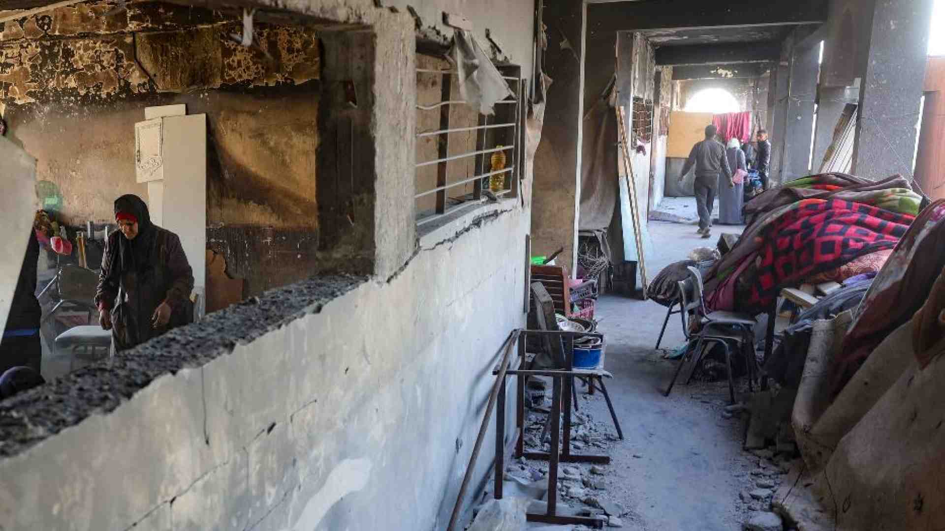 I missili di Israele sull'ospedale di Gaza: terrore e barelle in strada