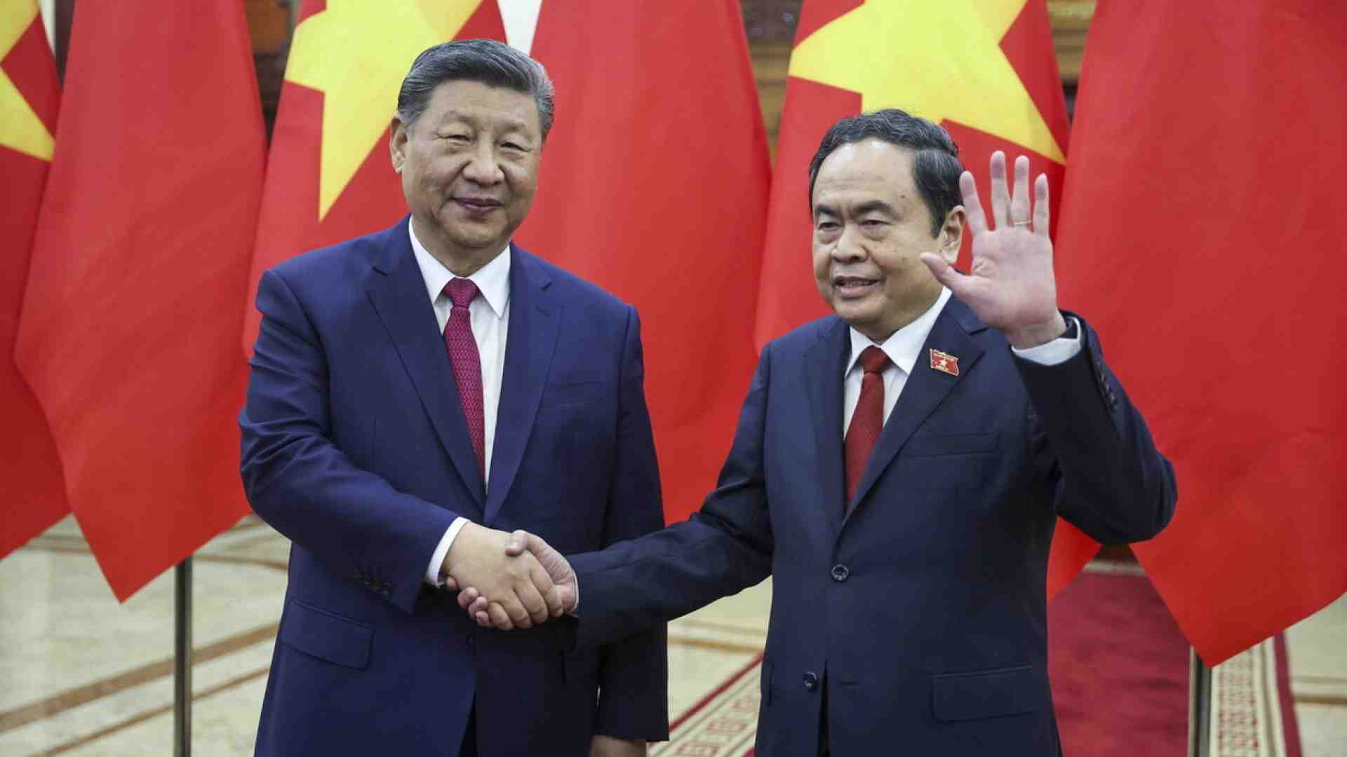 Il Vietnam accoglie Xi dopo la punizione di Trump. Fabbriche e compromessi