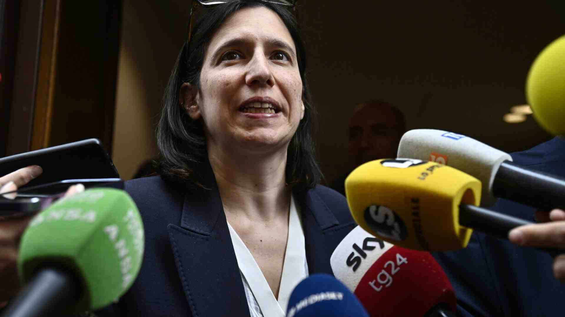 Schlein dice no al congresso, meglio (per lei) l’assemblea. Giani rischia in Toscana