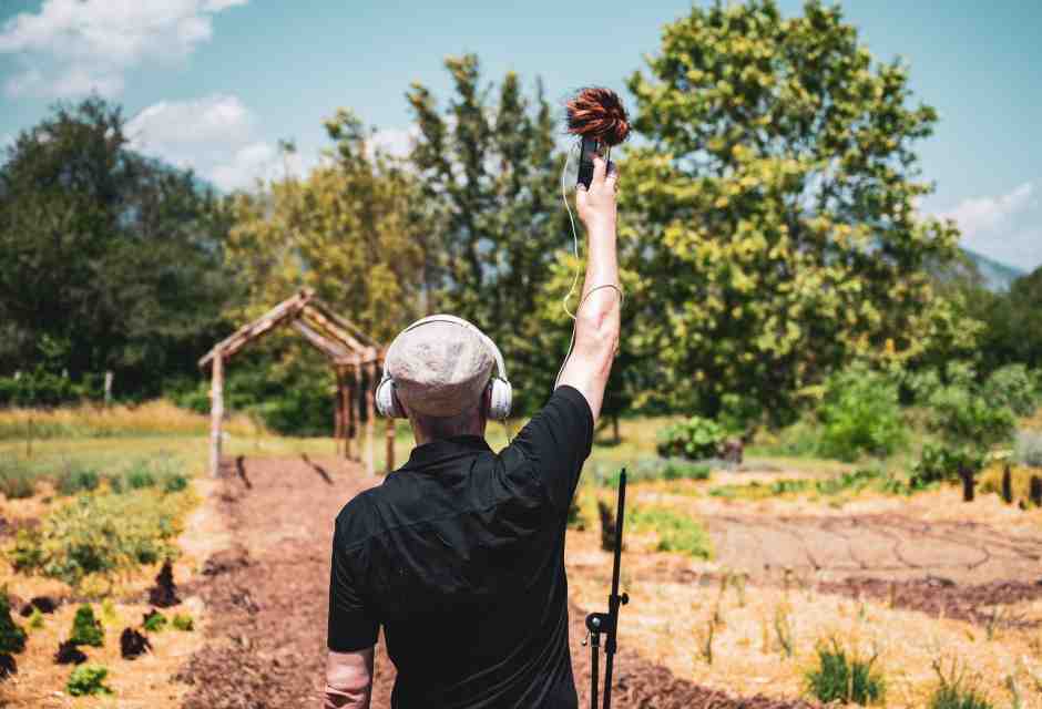 Max Casacci che fa cantare il vino