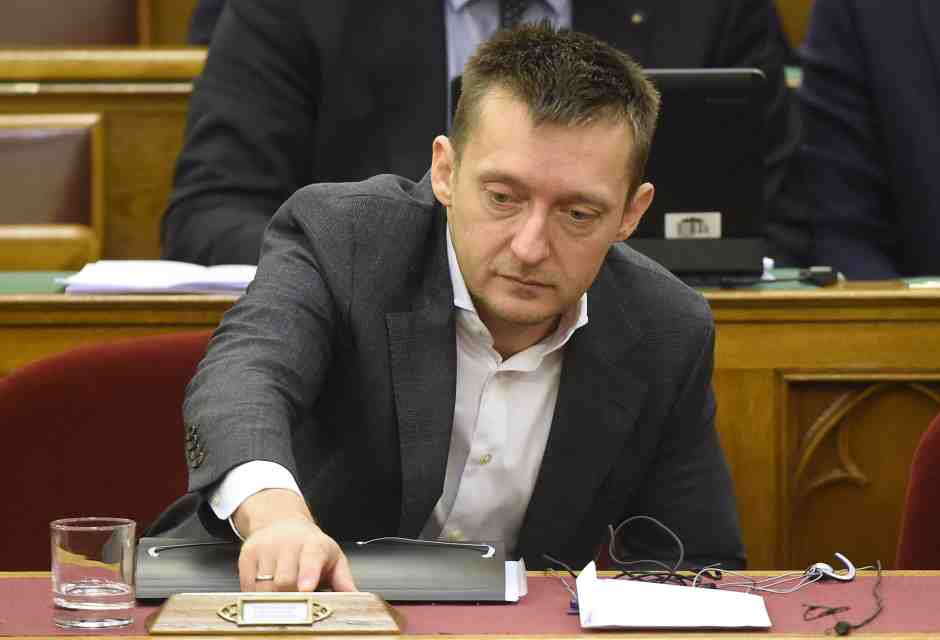 Trump toglie le sanzioni all’alleato di Orbán che traffica in visti con russi, cinesi e iraniani