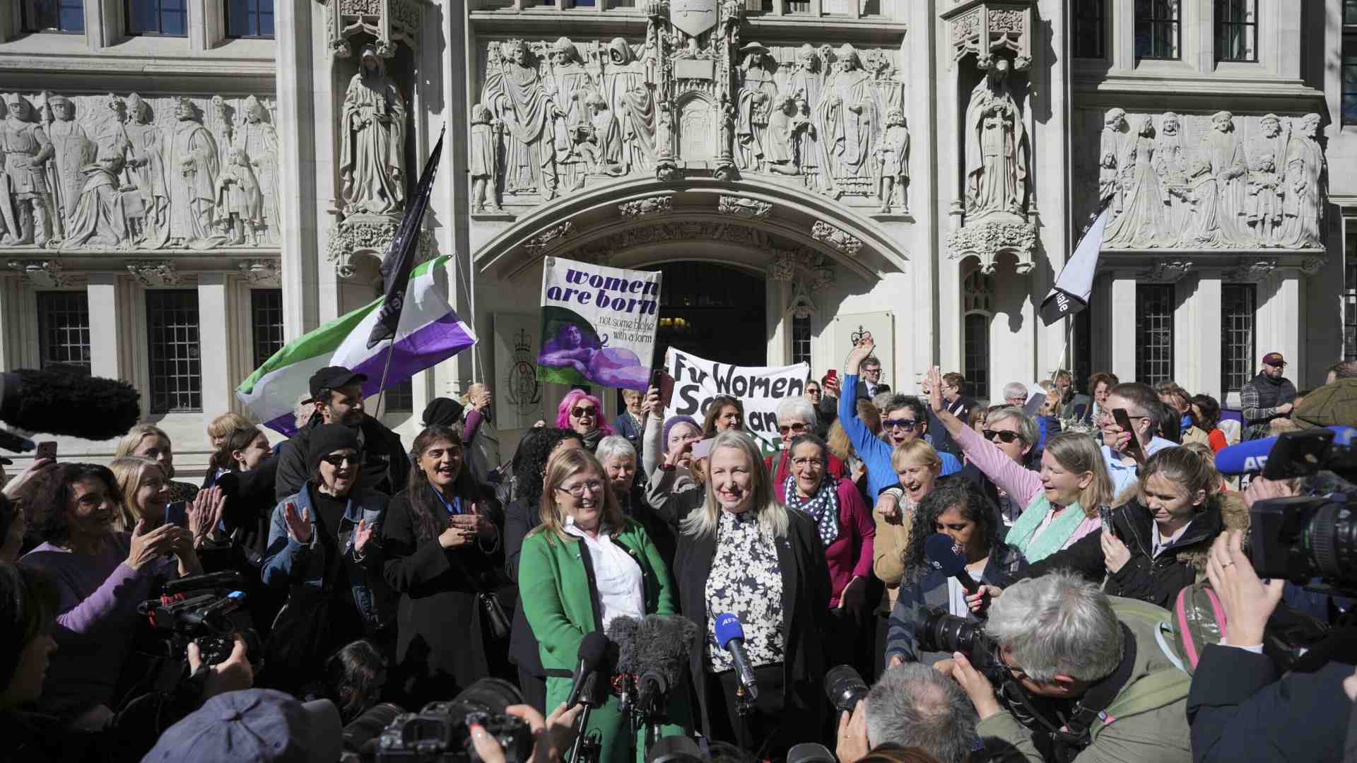 All'improvviso la distinzione tra i sessi è diventata materia da tribunali