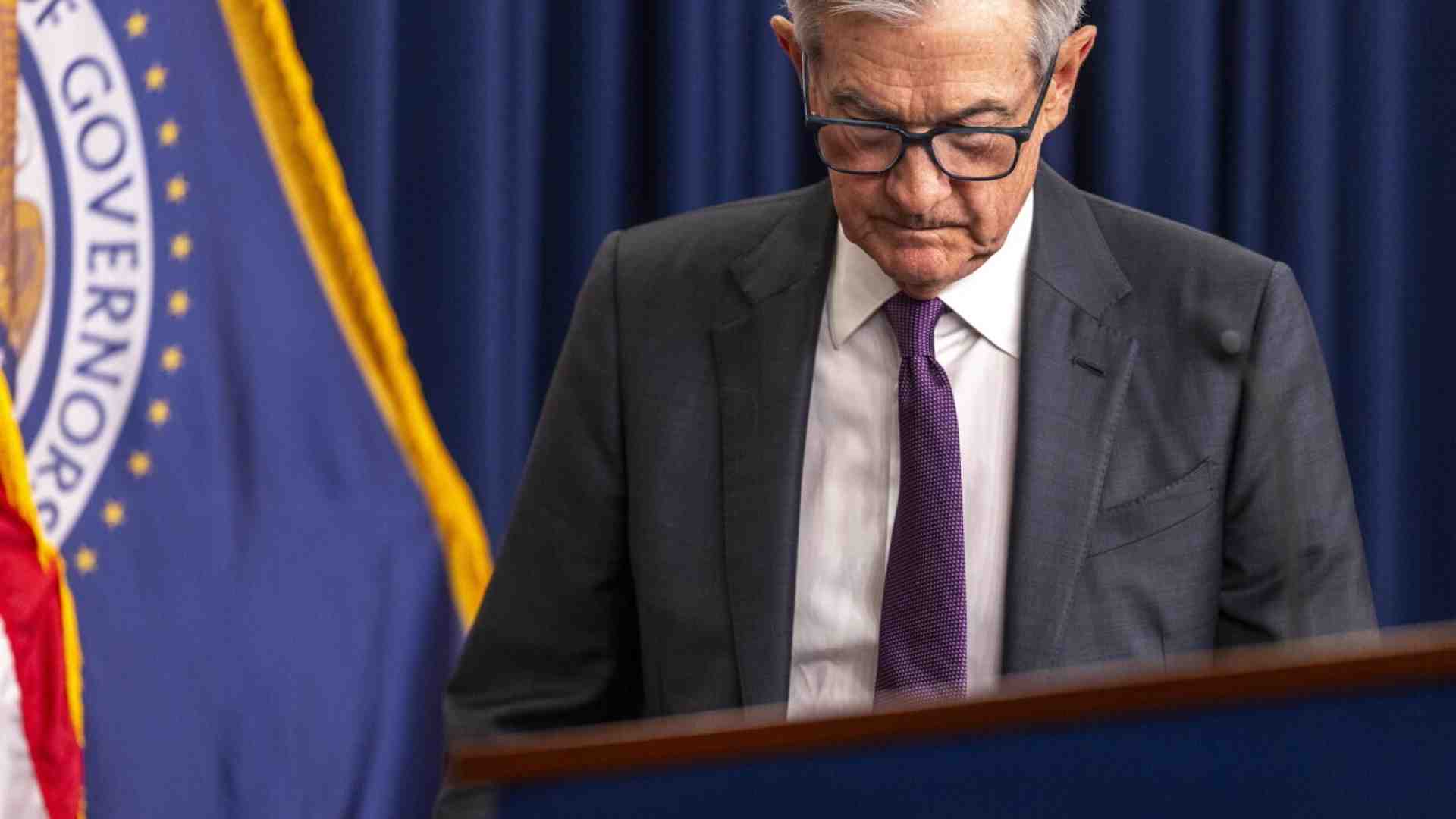 Il dilemma della Fed, tra rischio stagflazione e assalto politico