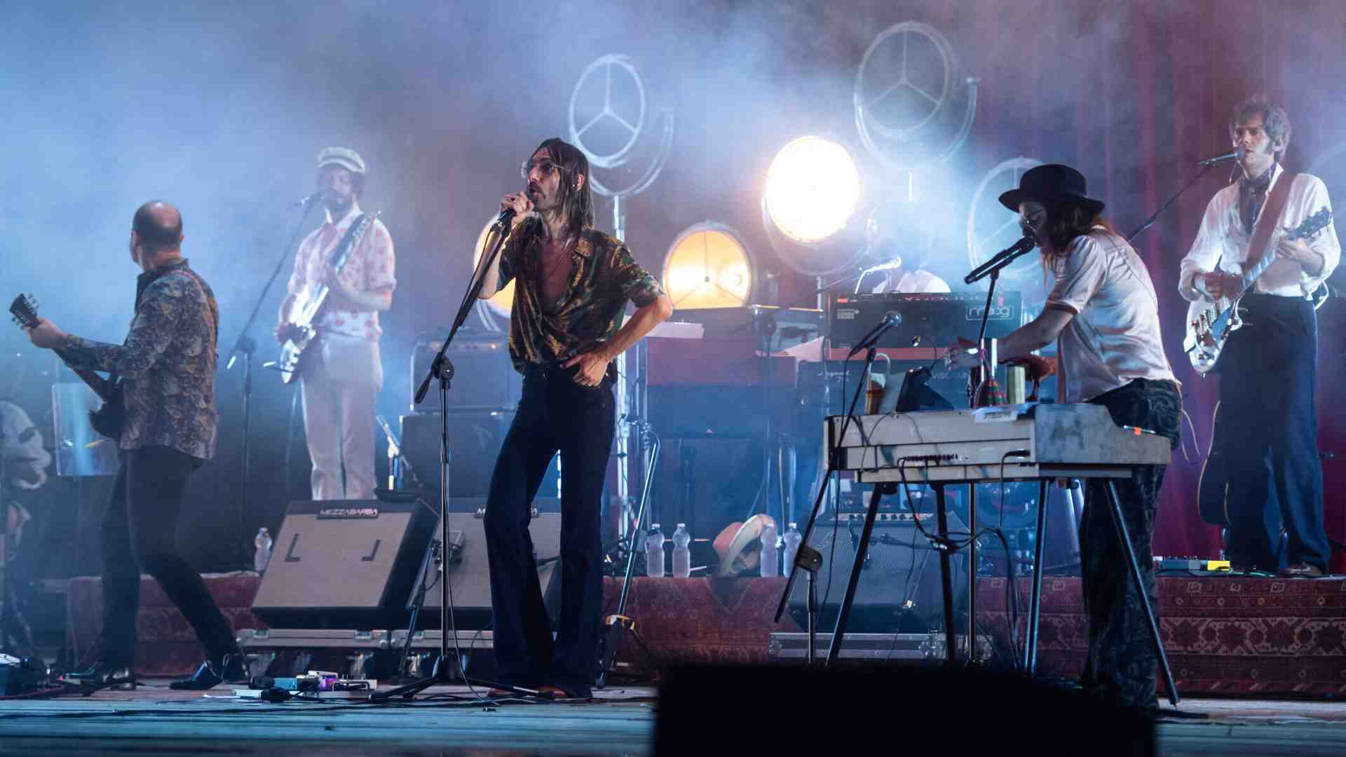 Di nuovo i Baustelle. Repertorio californiano, storie avvelenate e la vocalità unica di Bianconi