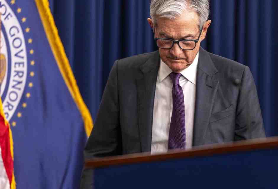 Il dilemma della Fed, tra rischio stagflazione e assalto politico