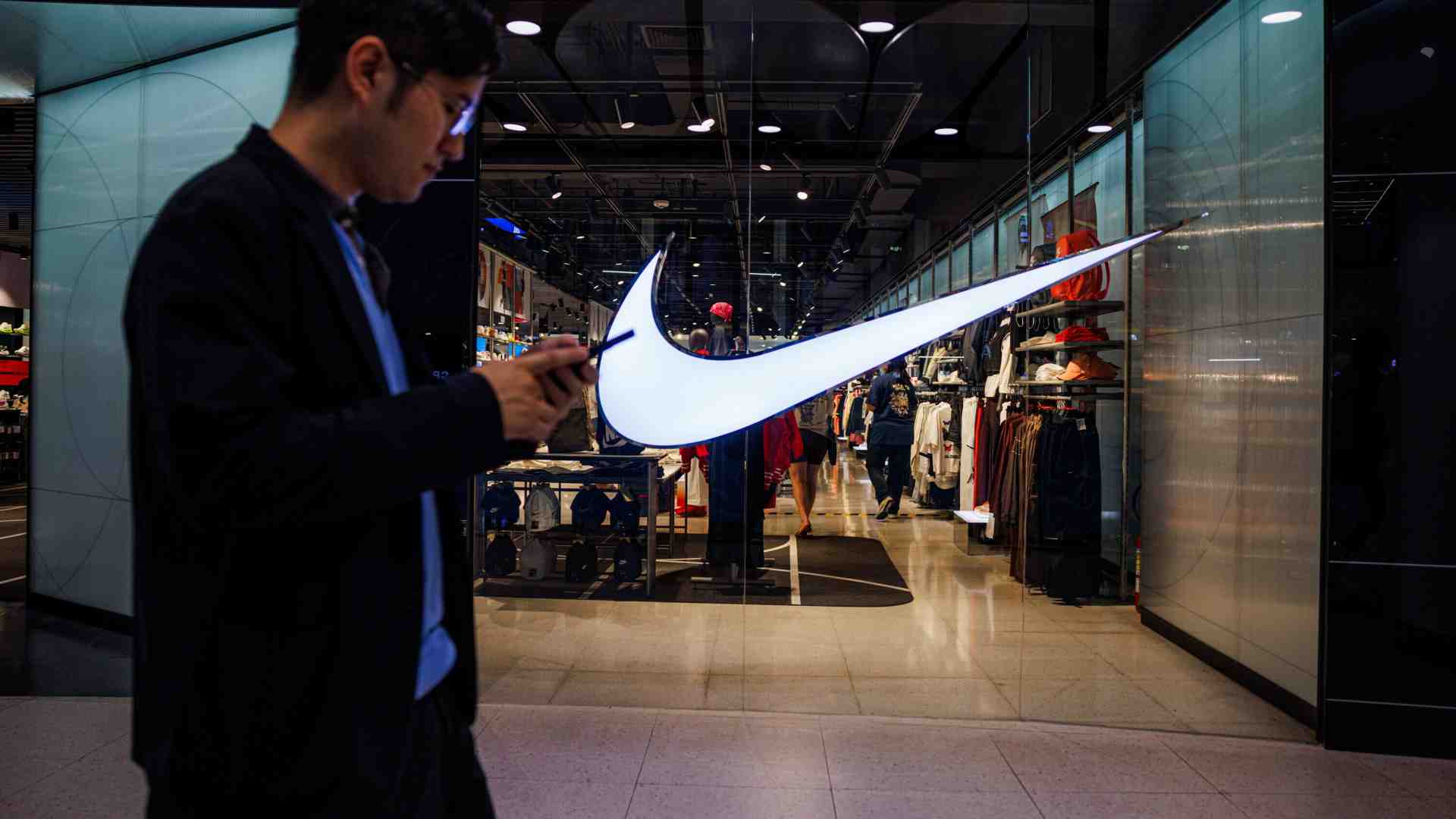 Boomerang Trump, i dazi colpiscono Nike che brucia in Borsa il 10 per cento. E non è che l'inizio