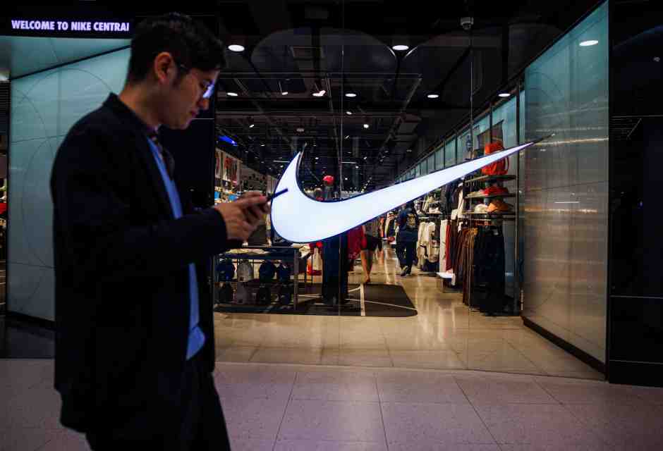 Boomerang Trump, i dazi colpiscono Nike che brucia in Borsa il 10 per cento. E non è che l'inizio