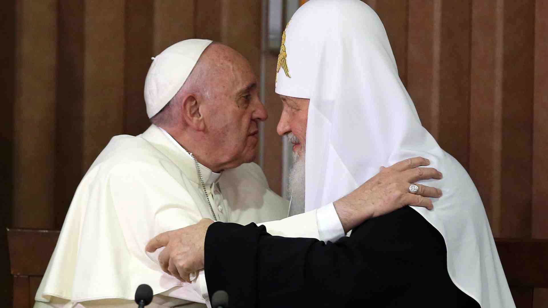 Lo storico abbraccio tra Papa Francesco e Kirill e i rapporti di Roma con Mosca